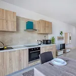 Sunny 2br Minutes From The Sea & Views