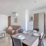 Sunny 2br Minutes From The Sea & Views