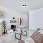 Sunny 2br Minutes From The Sea & Views