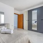 Sunny 2br Minutes From The Sea & Views *