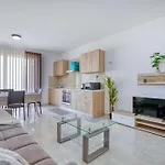 Sunny 2br Minutes From The Sea & Views *