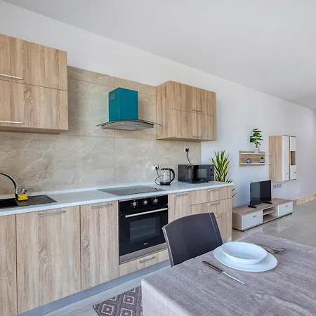 Sunny 2br Minutes From The Sea & Views