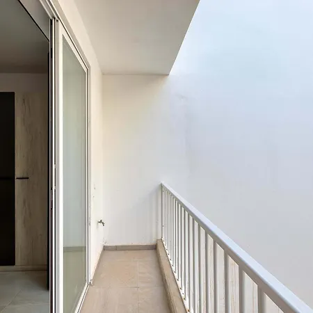 Sunny 2br Minutes From The Sea & Views Apartment *