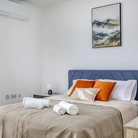 Sunny 2br Minutes From The Sea & Views