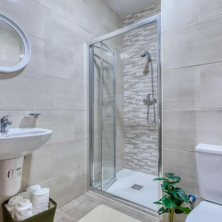 Apartment Sunny 2br Minutes From The Sea & Views