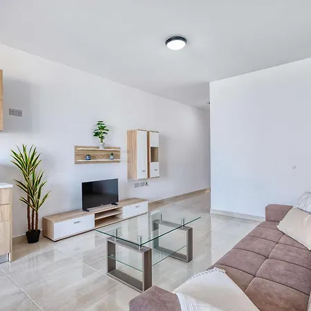 Sunny 2br Minutes From The Sea & Views
