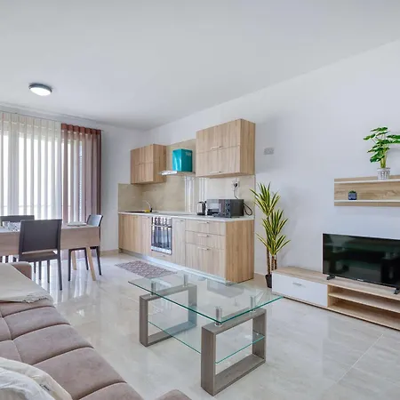 Sunny 2br Minutes From The Sea & Views *