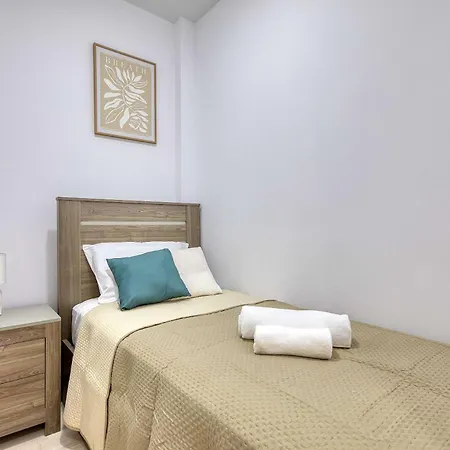Sunny 2br Minutes From The Sea & Views